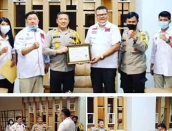 Sonny Silaban Ketua DPD Projo Riau Berikan Penghargaan Kepada Kapolda Riau