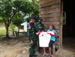 Anjangsana di Dusun Sempadan, Pos Temajuk Satgas Pamtas Yonif 642/Kps Bagikan Kaos NKRI Kepada Warga