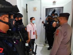 Puluhan Personel Polda Kalbar Mengawal Vaksin Covid-19