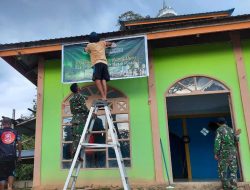 Persiapan Tarawih Ramadhan, Satgas Pamtas Yonif 642/Kps Bersama Masyarakat Entikong Bersihkan Masjid