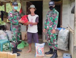 Peduli Sesama, Satgas Pamtas Yonif 642/Kps Bagikan Sembako di Perbatasan