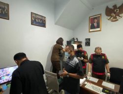 Tim Penyidik Kejari Sanggau, Geledah Dua Rumah Tersangka Kasus Tipikor PKH