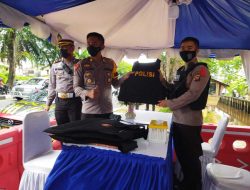 Kabag Ops dan Kasat Lantas Polresta Pontianak Kota Serahkan Rompi Anti Peluru