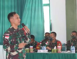 Dalam Rangka Penyiapan Tugas Operasi, Dansatgas Pamtas Yonif 642/Kps Berikan Pembekalan Kepada Prajurit Yonif Mekanis 643/Wns