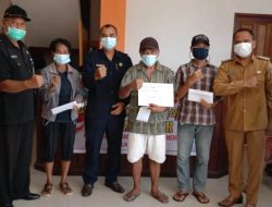 Dampingi Penyaluran BLT-DD, Babinsa Sadaniang Tekankan Pentingnya Pola Hidup Bersih