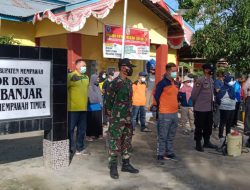 Aktifkan PPKM Skala Mikro, Babinsa Bersama Tim Tracer Parit Banjar Semprotkan Disinfektan dan Bagi Masker Gratis