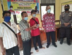Penyerahan BLT DD di Desa Rodaya Kecamatan Ledo