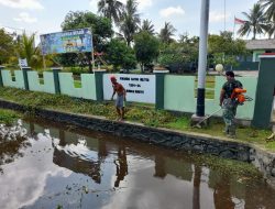 Berikan Contoh Positif, Prajurit TNI Bersama Mitra Bersihkan Pangkalan Makoramil Sungai Kunyit
