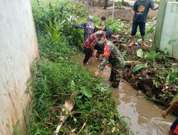 Berfaedah, Babinsa Sungai Pinyuh Gotong Royong Bantu Warga