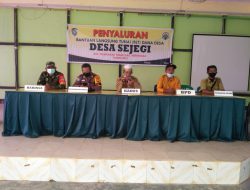 Babinsa Sejegi Dampingi Masyarakat Penerima BLT-DD