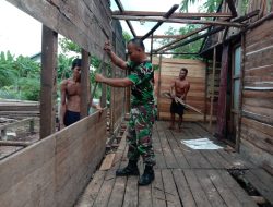 Babinsa Kodim 1201/Mph Rehab Rumah Seorang Nenek di Sungai Pinyuh