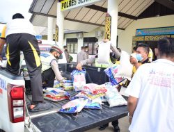 Peduli Sosial, Polres Sekadau Salurkan Bansos Kepada PKL