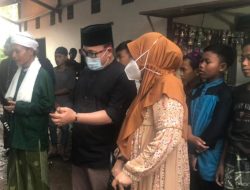 Wabup Sujiwo Serahkan 2 Ekor Sapi Qurban Kepada Warga Dan Pondok Pesantren