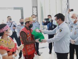 Kemenkumham Kalbar Salurkan Bantuan 140 Paket Sembako pada Masyarakat Perbatasan