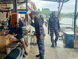 Dengan Kearifan Lokal, Prajurit TNI AL Korps Marinir Disiplinkan Warga Menggunakan Masker
