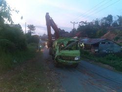 Berlangsung Dramatis, Polsek Ledo Bantu Amankan Proses Evakuasi Bangkai Truk Tangki CPO yang Terguling ke Jurang