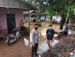 Banjir di Desa Binaan, Ini Yang Dilakukan Bhabinkamtibmas Polsek Sekadau Hulu