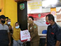 Walikota Singkawang Tjhai Chui Mie Bagikan 6 Ton Beras kepada Masyarakat Terdampak Covid-19
