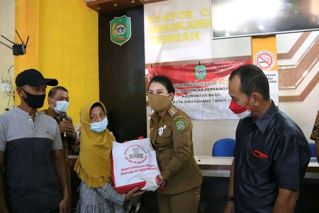 Walikota Singkawang Tjhai Chui Mie SE.MH, saat mendistribusikan 6 ton beras secara simbolis kepada masyarakat Kota Singkawang, Jumat (20/08/2021).