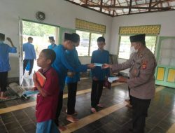 Kasat Binmas Polres Singkawang Bagi-bagi Masker ke Santri Ponpes Ibnu Taimiyah