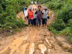 Miris! Warga Sakit di Entikong Terpaksa Ditanduh Akibat  Akses Jalan Rusak