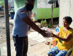 Sambut Hari Kemerdekaan RI ke-76, Portal Media Online Infokalbar.com Bagi-bagi Sembako ke Masyarakat Kurang Mampu