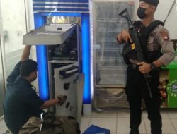 Kawal Uang BRI Keluar dari Singkawang, Personel Polres Kenakan Rompi Anti Peluru dan Senjata SS1 V2