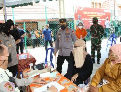 Tinjau Vaksinasi Serentak 114 Titik di Jatim, Kapolri Optimis Target 2 Juta per Hari Tercapai