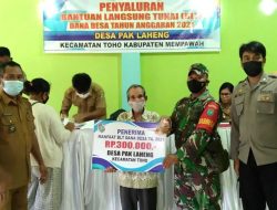 Dampingi Penyaluran BLT-DD, Babinsa Toho Pastikan Sesuai Prokes