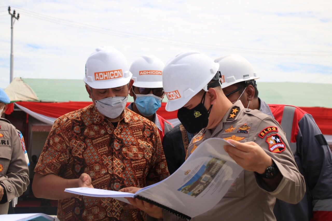 Asisten Logistik (Aslog) Kapolri Irjen Pol Firman Santyabudi bersama Tim Logistik Polri meninjau proses pembangunan gedung Laboratorium Forensik (Labfor) di Kubu Raya, Kalbar, Kamis (16/09/2021).