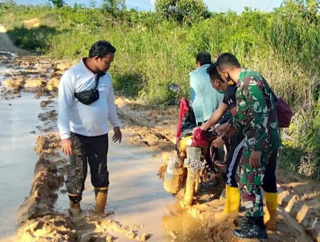Keterangan foto: Kondisi jalan di Desa Suak Barangan, Kecamatan Sadaniang, Kabupaten Mempawah yang becek dan berlumpur. (Istimewa)