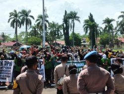 Buruh PT KKJ Geruduk Kantor Bupati Mempawah