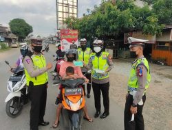 Ops Patuh Kapuas, Polres Sekadau Bagikan Masker kepada Pengguna Jalan