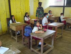 Cerdaskan Anak Bangsa, Pratu Sutardja Jadi Gadik PKN SDN 04 Kurak di Perbatasan