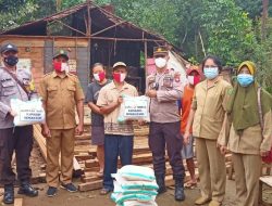 Kapolres Bengkayang Berikan Bantuan Kepada Korban Pohon Tumbang