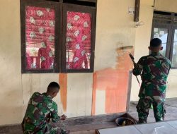 Atasi Kesulitan Rakyat, Satgas Pamtas Yonif Mekanis 643/Wns Bantu Pengecatan Rumah Warga Di Perbatasan