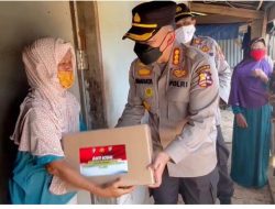 Sejumlah 1.250 paket sembako disalurkan oleh Korbinmas Baharkam Polri