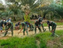 Benahi Jalan Berlobang Anggota Satgas Yonif 144/JY Karya Bhakti bersama Masyarakat di Perbatasan
