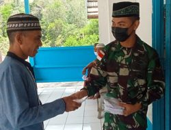 Anggota Satgas Yonif 144/JY di Perbatasan Bagikan Masker dan Beri Bantuan Al-Qur’an