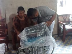 Berbagi Tali Asih, Kabiro Infokalbar.com Singkawang Serahkan Bantuan Kursi Roda Kepada Warga di Dusun Batu Kura