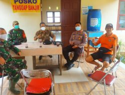 Kapolsek, Danramil dan Camat Belitang Hilir Tinjau Posko Tanggap Banjir