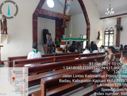 Giat Minggu Keliling di Gereja Santo Montfort Badau, Brigpol Trio dan Briptu Septa Imbau Masyarakat Daftar Vaksin