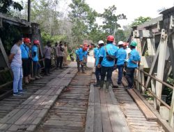 Polsek Nanga Mahap, Koramil dan Muspika Gotong Royong Perbaiki Jembatan Rusak