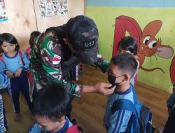 Tanamkan Disiplin Prokes Sejak Dini, Satgas Pamtas Yonif Mekanis 643/Wns Bagikan Masker dan Edukasi Anak-anak PAUD di Perbatasan RI-Malaysia