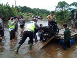 Banjir di Sekadau, Polisi Bantu Warga Seberangkan Kendaraan