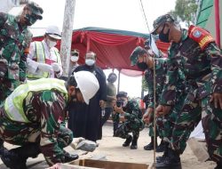 Didampingi Dandim 1201, Irdam XII/Tpr Letakkan Batu Pertama Pembangunan Parkir Gereja Mandor