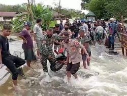 Jembatan Menuak Amblas, Personel Koramil dan Polsek Pengkadan Kolaborasi Bantu Sebrangkan Masyarakat