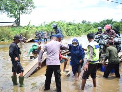 Polres Sekadau Terus Lakukan Upaya Kamseltibcarlantas di Tengah Banjir