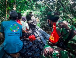 Babinsa Nanga Ketungau Terobos Banjir Demi Salurkan Bantuan Sembako ke Para Korban Terdampak