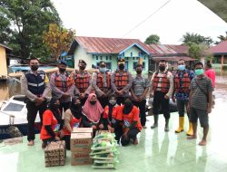 Banjir Belum Berakhir, Polres Sekadau Kembali Bagikan Sembako Bagi Korban Terdampak